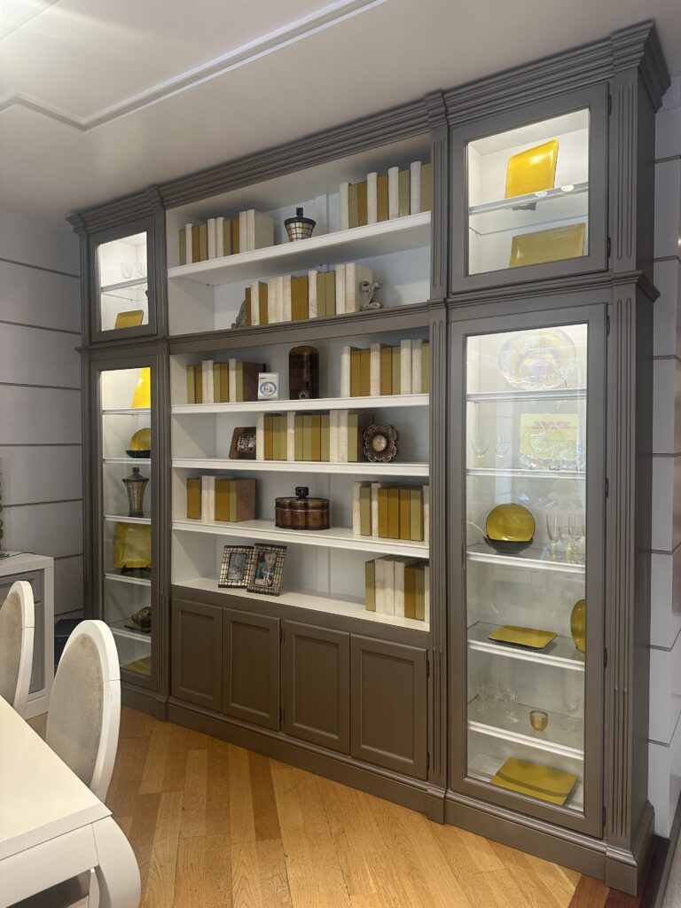 Librería Versalles con vitrinas