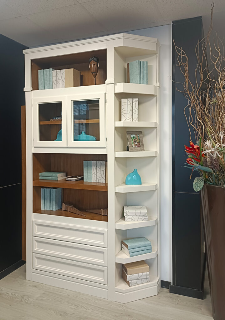 Librería con chaflan y utilidad lateral